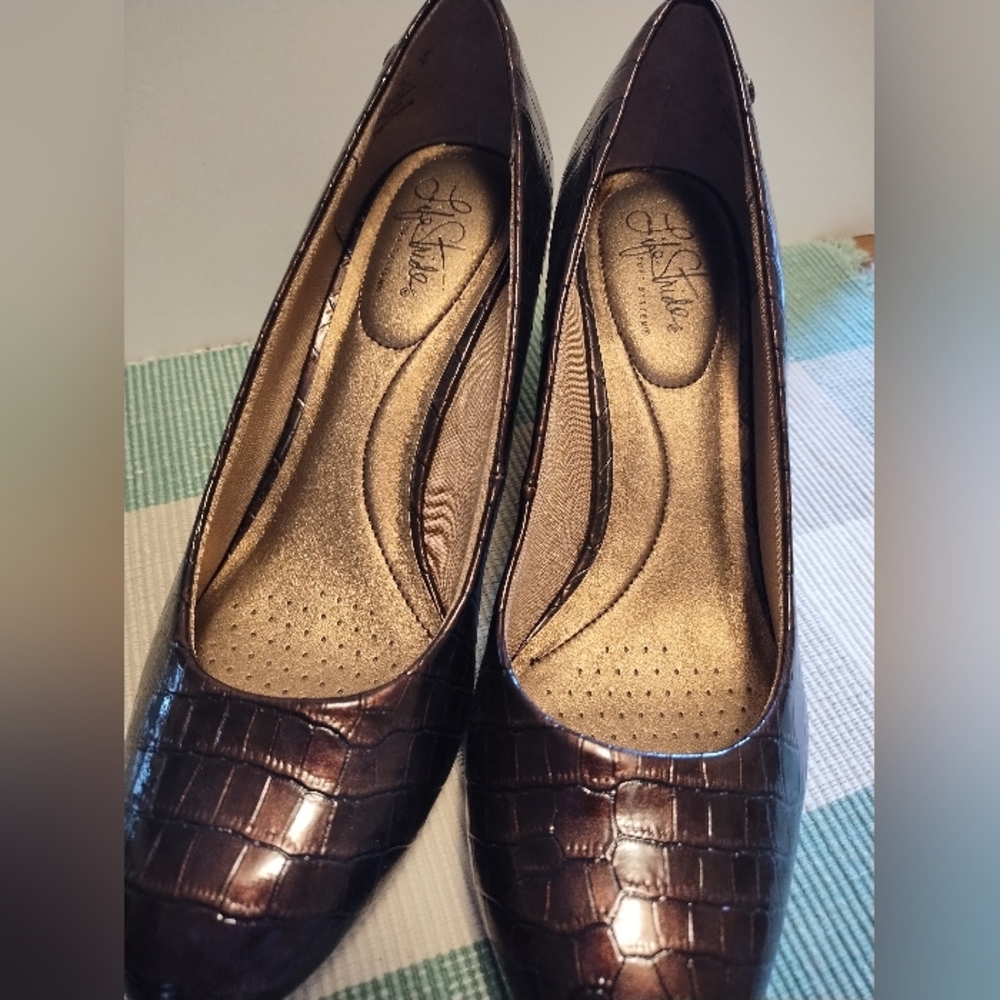 Life Stride Dark Brown Croc-Pattern Heels